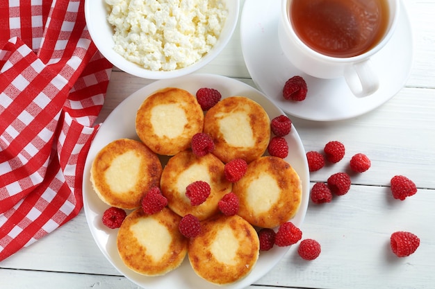 Bolinhos de requeijão em um prato com framboesas Comida caseira deliciosa