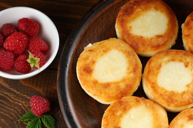 Bolinhos de requeijão em um prato na aldeia Comida deliciosa tradicional