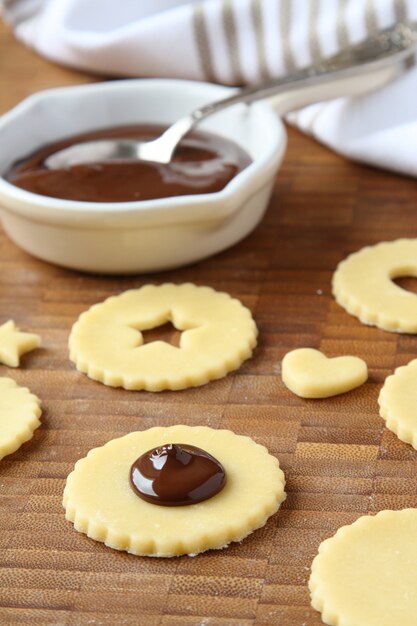 Bolinhos de shortbread caseiro aparece com chocolate, processo de cozimento