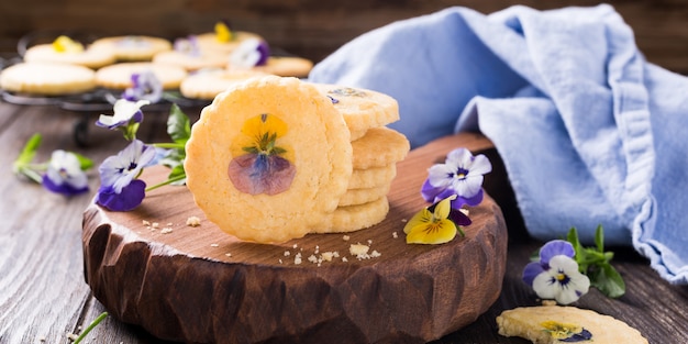 Bolinhos de shortbread caseiro com flores comestíveis