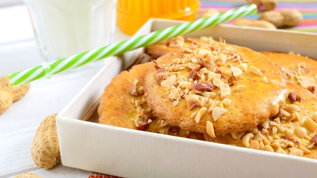 Bolinhos de shortbread com nozes picadas, leite e mel. Cookies em uma caixa. Fechar-se