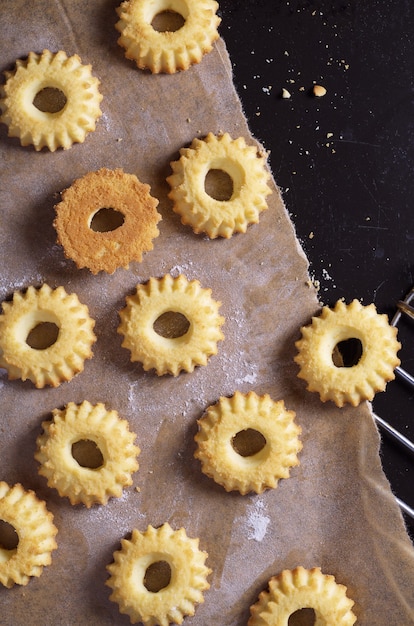 Bolinhos de shortbread doces caseiros em papel pardo, vista superior