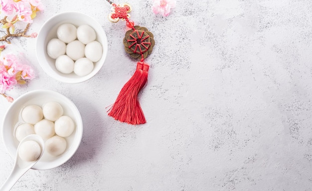 Bolinhos de tang yuansweet bolas uma cozinha tradicional para o solstício de inverno de midautumn dongzhi e o ano novo chinês os caracteres chineses fu no artigo referem-se ao fluxo de dinheiro da riqueza da fortuna