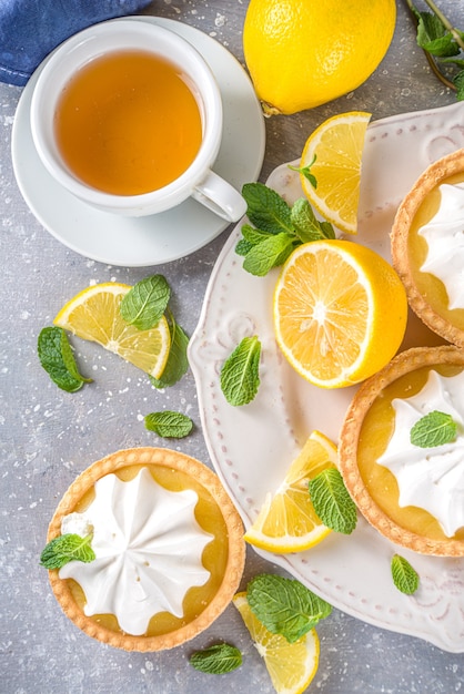 Bolinhos de torta de biscoitos caseiros com coalhada de limão e chantilly