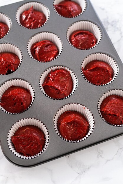 Bolinhos de veludo vermelho com cobertura de ganache de chocolate branco