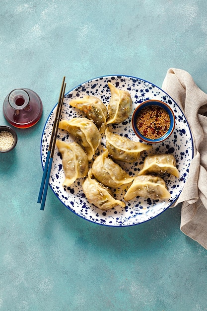 Bolinhos de wonton com molho de gergelim picante na mesa comida saborosa