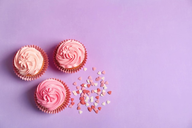 Bolinhos deliciosos na cor de fundo