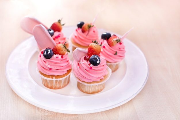 Bolinhos deliciosos servidos com frutas vermelhas