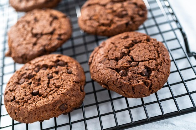 Bolinhos dobro pedaços de chocolate