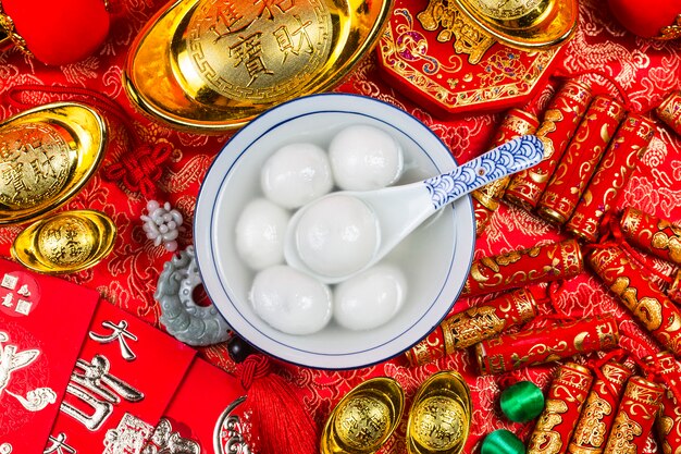 bolinhos doces em tigela na mesa