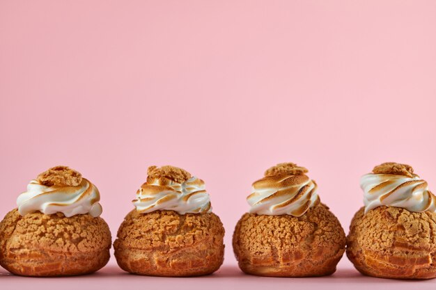 Bolinhos doces saborosos em fundo rosa. espaço para texto