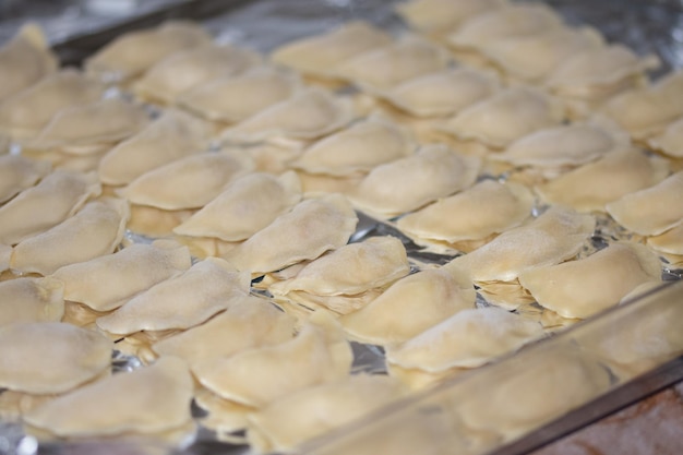 Bolinhos em papel alumínio antes de congelar