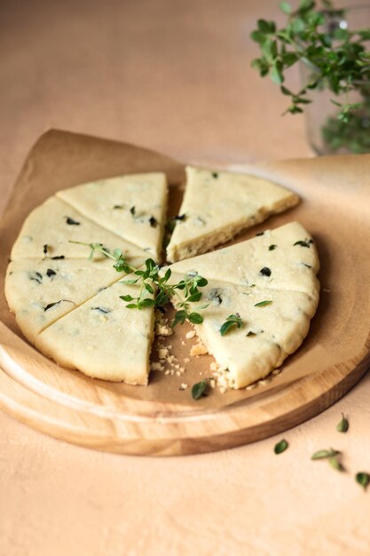 Foto bolinhos escoceses shortbread com tomilho cozinha da escócia assando em um fundo marrom bolinho salgado