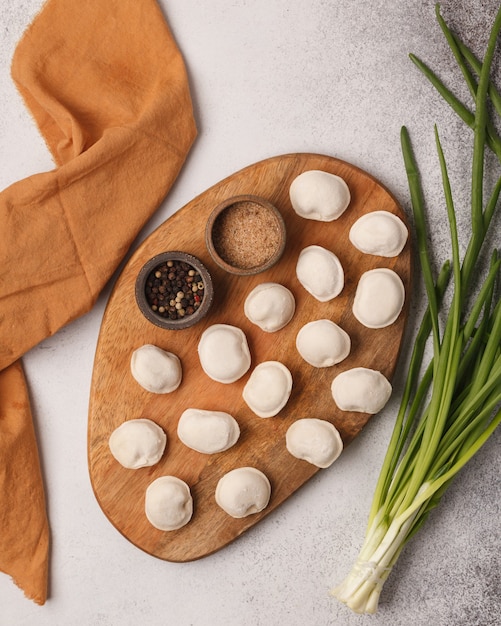 Bolinhos feitos à mão. cozinhar bolinhos. bolinhos cozidos com ervas e vegetais