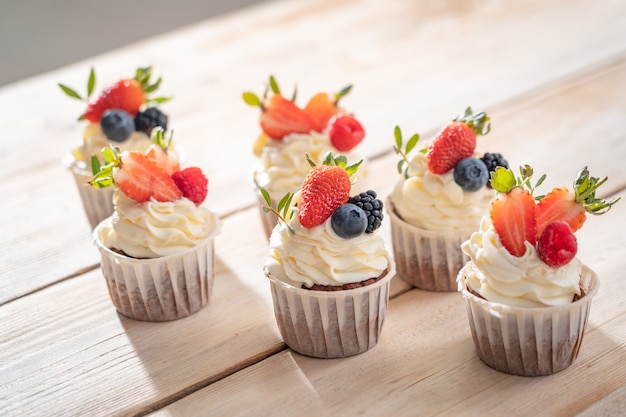 Bolinhos frescos e deliciosos com creme de iogurte e frutas frescas.