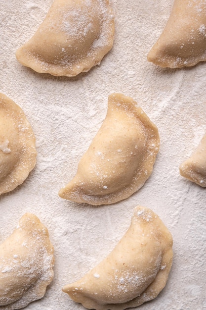 Bolinhos frescos em farinha sobre um fundo claro Fundo padrão Produção artesanal caseira tradições nacionais Cozinha ucraniana