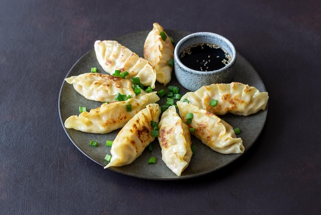 Bolinhos fritos com molho de soja Gyoza Alimentação saudável comida asiática