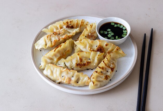 Bolinhos fritos com molho de soja Gyoza Alimentação saudável comida asiática