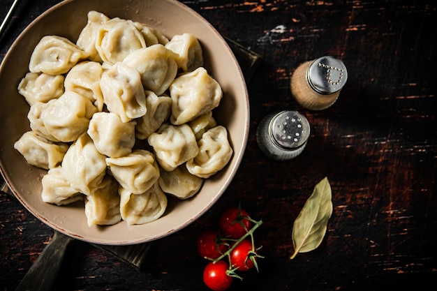 Bolinhos numa tábua de cortar com tomates cereja