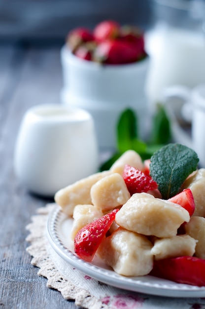 Bolinhos preguiçosos de sobremesa de verão com queijo cottage