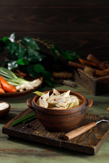 Bolinhos prontos com batatas e cogumelos em um prato na mesa. com fumaça. foto vertical