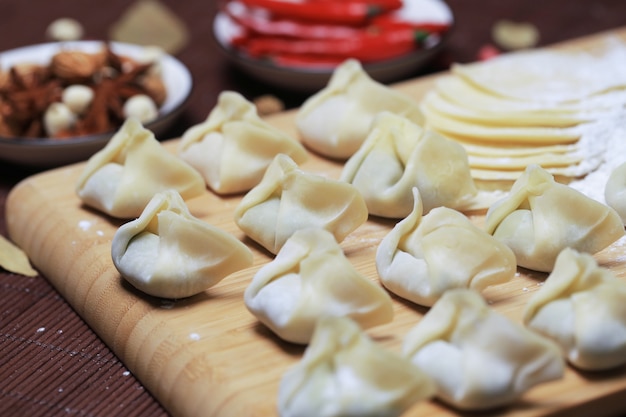 Foto bolinhos recheados com carne, ravioli, bolinhos. bolinhos de massa com recheio. bolinho de massa ingredientes, cozinha chinesa