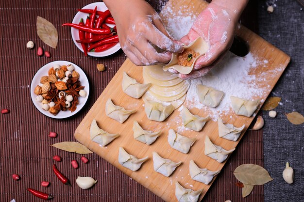 Foto bolinhos recheados com carne, ravioli, bolinhos. bolinhos de massa com recheio. bolinho de massa ingredientes, cozinha chinesa