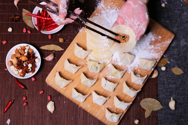 Foto bolinhos recheados com carne, ravioli, bolinhos. bolinhos de massa com recheio. bolinho de massa ingredientes, cozinha chinesa