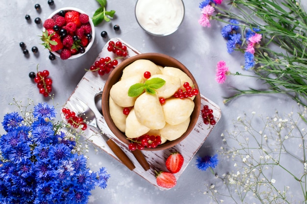 Bolinhos recheados com queijo cottage e frutas