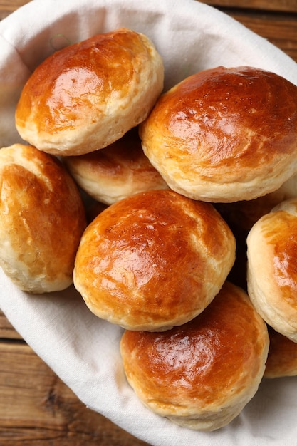 Bolinhos saborosos preparados em água com gás na vista superior da mesa de madeira