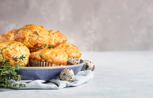 Bolinhos salgados com bacon, ovo de codorna, cebola verde e queijo