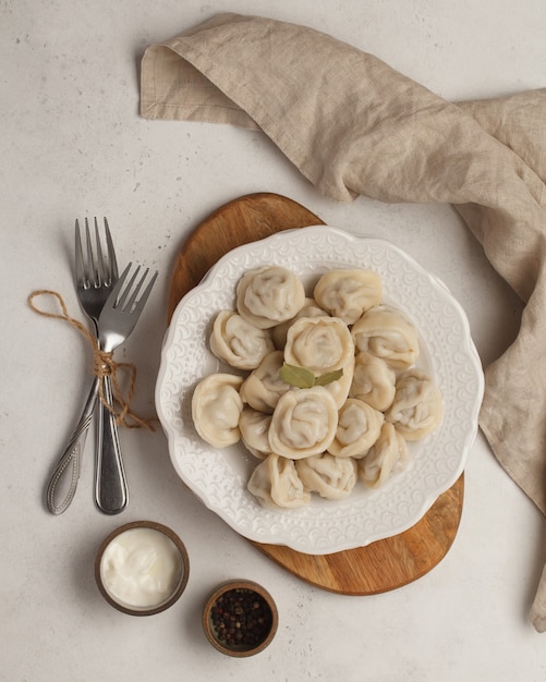 Bolinhos semi-acabados preparados na mesa