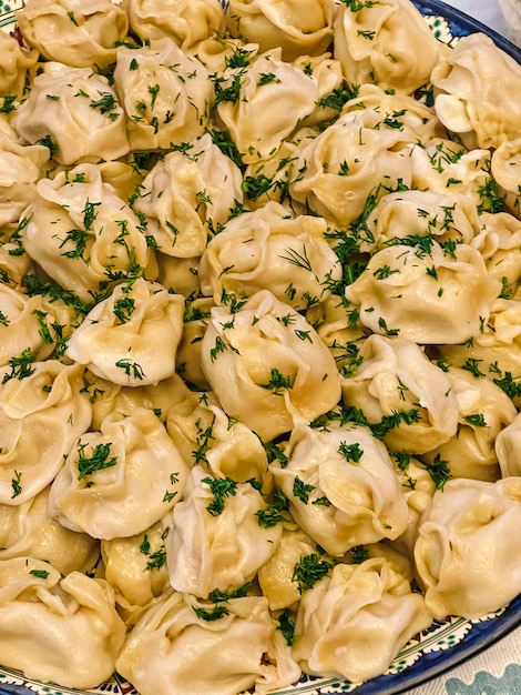 Bolinhos tradicionais asiáticos manti em um prato bolinhos de carne ao vapor carne de raias manta