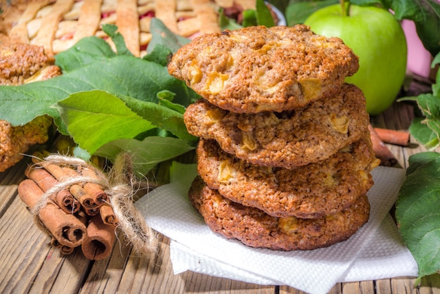 Bolinhos tradicionais de outono, bolo de maçã caseiro e torta de maçã, biscoitos de aveia e canela, dia de ação de graças do dia das bruxas, alimentos de confeitaria no outono, espaço de cópia de fundo de madeira de confeitaria aconchegante