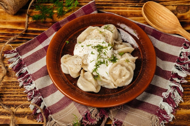 Foto bolinhos tradicionais e bolinhos feitos de massa com recheio de carne