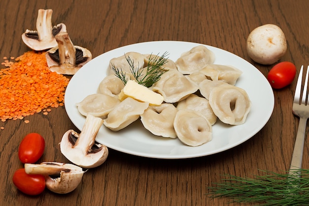 Foto bolinhos vegetarianos em um prato branco