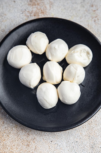 bolitas de mozzarella leche de vaca o cabra de búfalo comida saludable comida merienda en la mesa espacio de copia