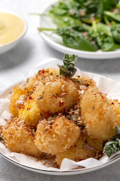 Bolitas de queso mozzarella frito empanadas en panko