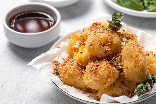 Bolitas de queso mozzarella frito empanadas en panko