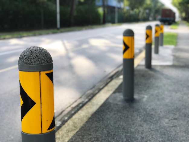 Foto bollards en la acera de la ciudad