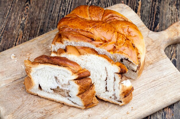 Bollería dulce con especias de canela, pan relleno de canela en polvo