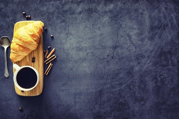 Foto bollería fresca sobre la mesa croissant con sabor francés