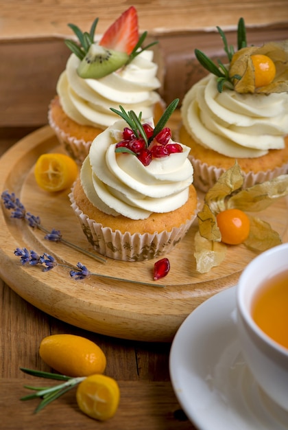 Bollería de otoño e invierno. Muffins saludables con especias tradicionales de otoño Con taza de té.