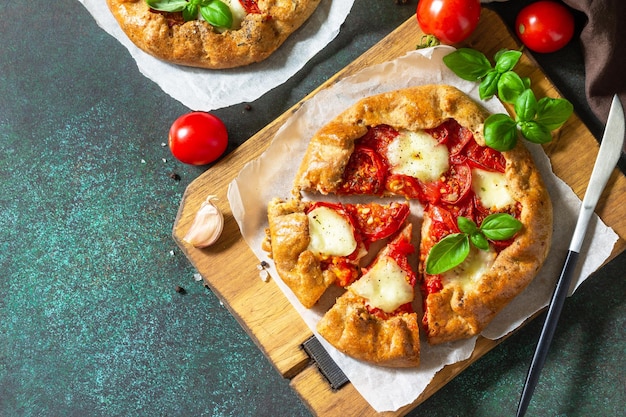 Bollería saludable sin gluten hecha de harina de centeno alimentos dietéticos Galette tomates mozzarella