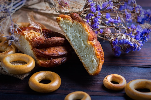 Un bollo un bagel en un mostrador de panadería de fondo de madera oscura.