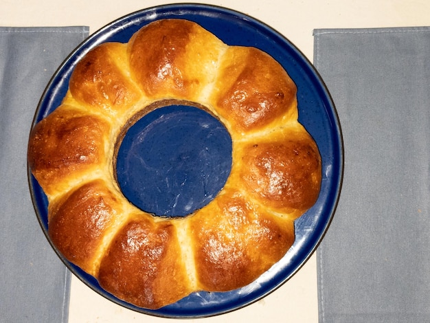 Bollo de brioche orgánico casero fresco redondo en la vista superior de la mesa