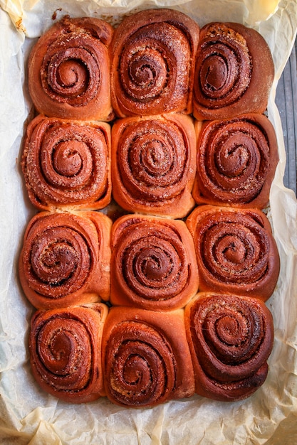 Bollo de canela en un molde para hornear