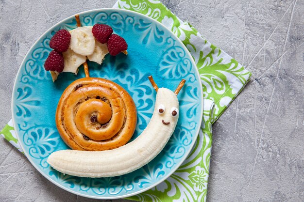 El bollo de canela con plátano parece un caracol