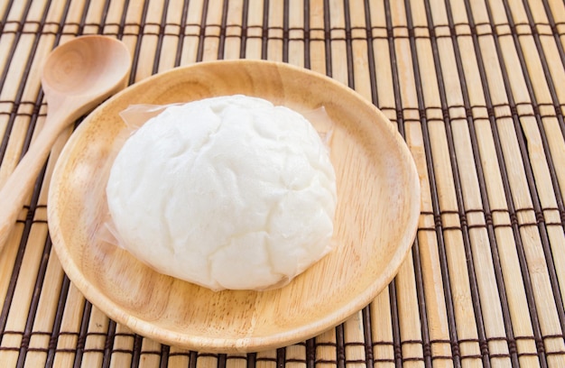 Bollo chino en plato de madera