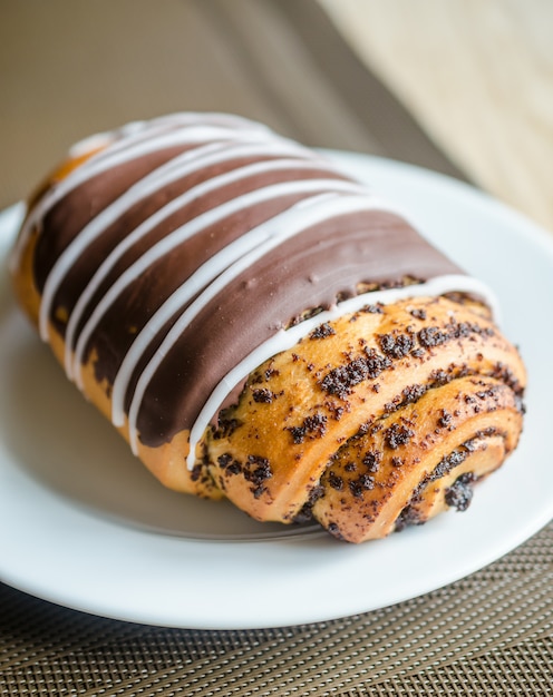 Bollo de chocolate con semillas de amapola